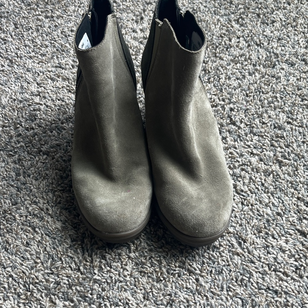 Sorel Gray Ankle Boots with Elastic Panels